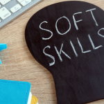 Elias Assum Sabbag Junior analisa o peso das soft skills e hard skills para conquistar espaço no mercado atual.