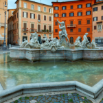 Alberto Toshio Murakami explora como cidades italianas enfrentam os desafios do overtourism no turismo.