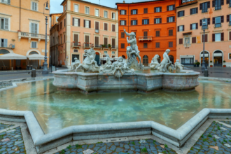 Alberto Toshio Murakami explora como cidades italianas enfrentam os desafios do overtourism no turismo.