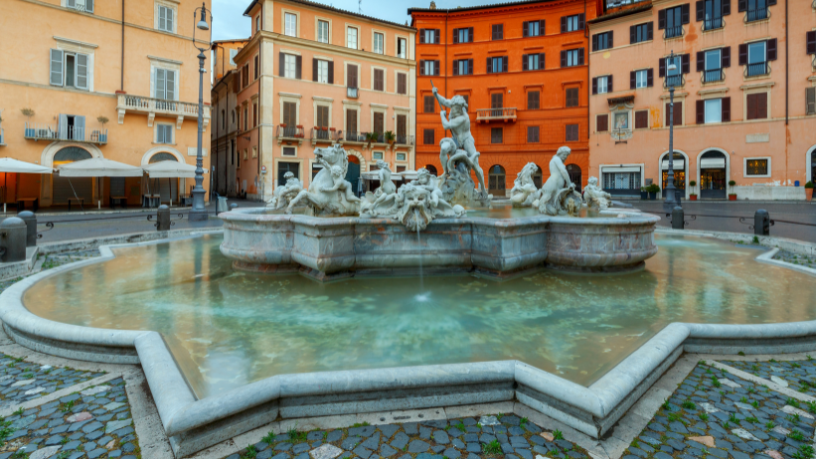 Alberto Toshio Murakami explora como cidades italianas enfrentam os desafios do overtourism no turismo.