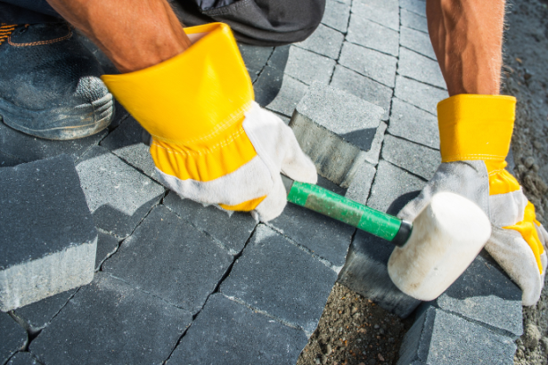 Entenda a importância da camada de assentamento do intertravado, sua granulometria correta e os principais riscos de deformação na obra com orientações de Valderci Malagosini Machado.