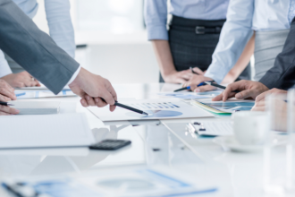 Governança corporativa e as novas tecnologias levantam um debate essencial sobre controle, riscos e tomada de decisão estratégica no ambiente empresarial, como analisa Andre de Barros Faria.