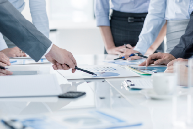 Governança corporativa e as novas tecnologias levantam um debate essencial sobre controle, riscos e tomada de decisão estratégica no ambiente empresarial, como analisa Andre de Barros Faria.