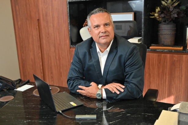 Engenharia de pavimentos em corredores de alto tráfego e critérios técnicos analisados por Elmar Juan Passos Varjão Bomfim voltados à resistência e desempenho. Conteúdo de Elmar Juan Passos Varjão Bomfim.