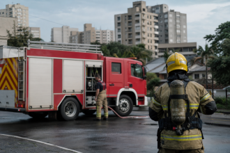 Viatura do Corpo de Bombeiros Militar em frente a uma unidade operacional em Criciúma