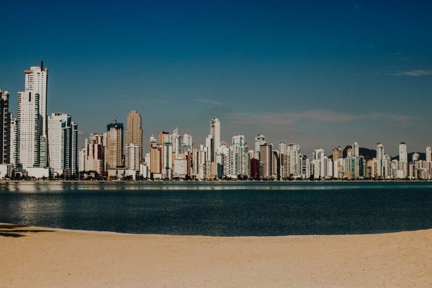 Vista panorâmica do skyline de Balneário Camboriú diante da orla e do mar.