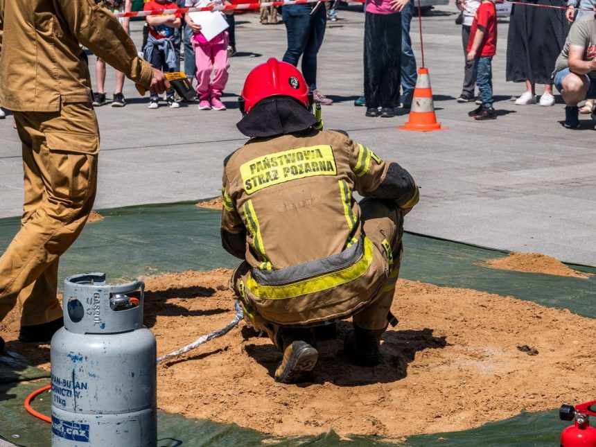 Bombeiros realizam uma demonstração de segurança com um botijão de gás diante do público.