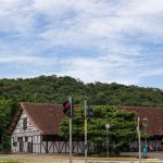 Construção em estilo enxaimel cercada por vegetação em Joinville, Santa Catarina.