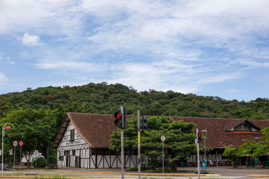 Construção em estilo enxaimel cercada por vegetação em Joinville, Santa Catarina.